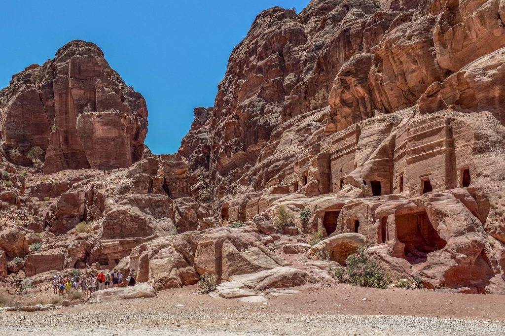 Travel bucket list #4 - Caves in Petra